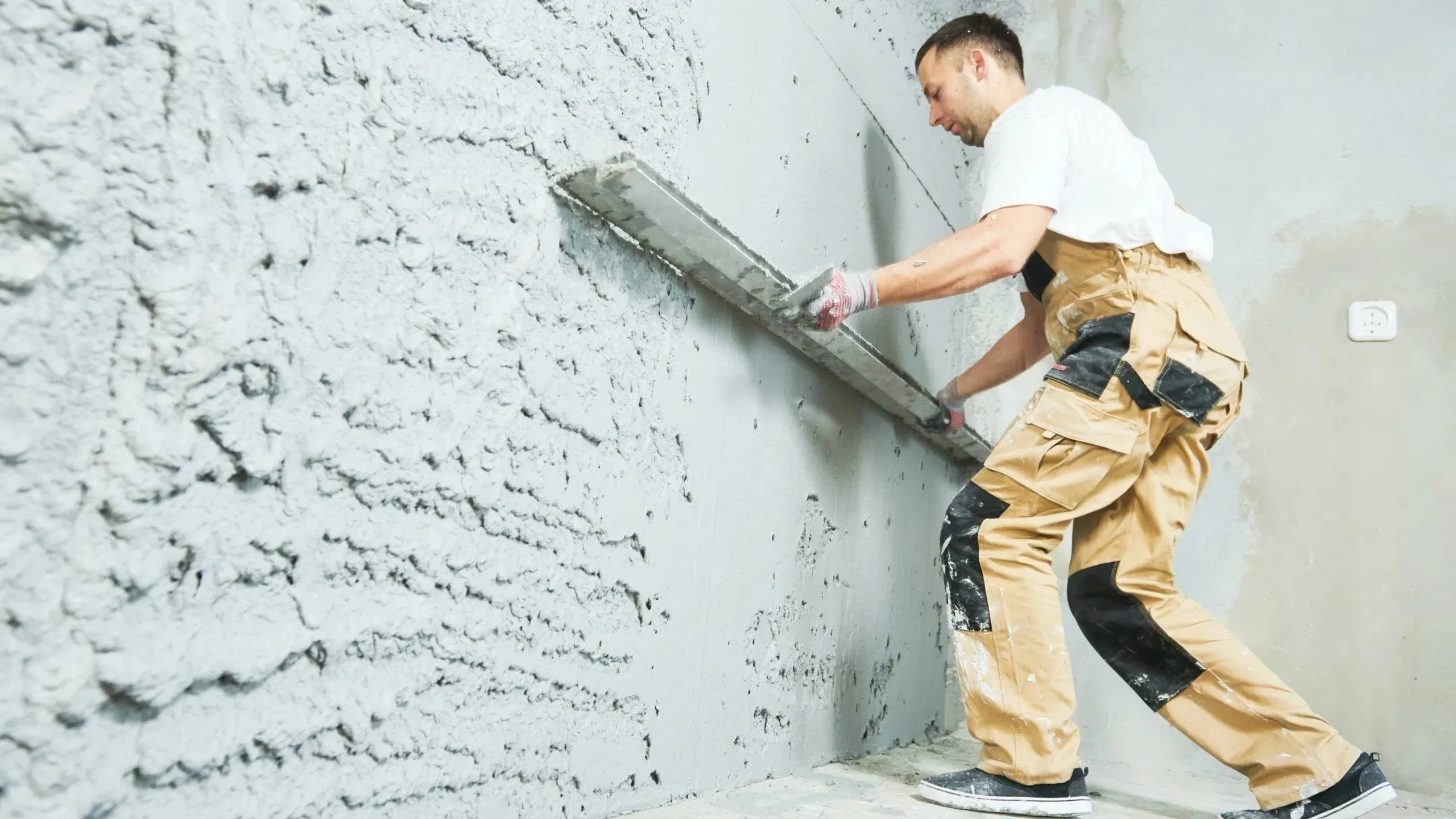 Plastering of walls with gypsum mixture and cement-sand mortar